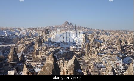 Verschneite Kappadokien Feenkamine Felsformationen im Winter in der Nähe von Göreme, Türkei. Stockfoto