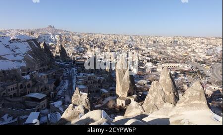 Verschneite Kappadokien Feenkamine Felsformationen im Winter in der Nähe von Göreme, Türkei. Stockfoto