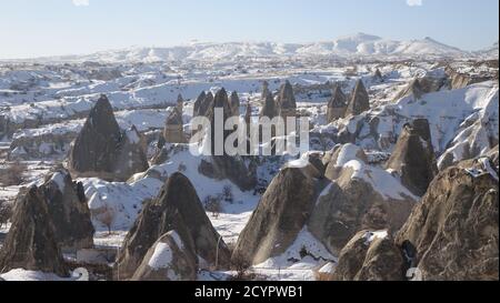 Verschneite Kappadokien Feenkamine Felsformationen im Winter in der Nähe von Göreme, Türkei. Stockfoto