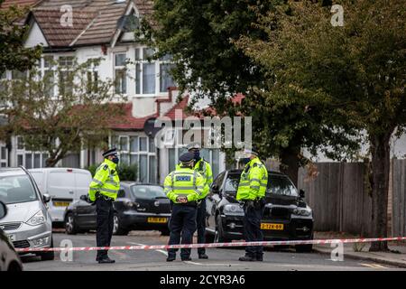 Metropolitan Police Officers and Forensic Officers outside the address of 23-year-old Louis De Zoysa, Norbury, South London, England, UK Stockfoto