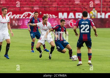 Ivan Rakitic von Sevilla und Nemanja Radoja von Levante während Die spanische Meisterschaft La Liga Fußballspiel zwischen Sevilla Futbol Club und Levante U Stockfoto