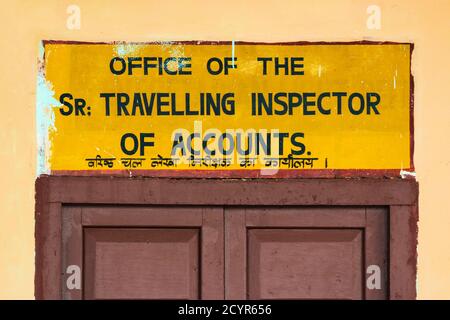 Altmodisches Schild außerhalb des Büros des Rechnungskontrolleurs auf der Plattform bei Khozikode (ehemaliger Name: Calicut) Bahnhof; Khozikode, Kerala, Indien Stockfoto