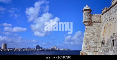 Blick auf die Skyline der Stadt von Morro Castle, (Castillo de los Tres Reyes Magos del Morro) benannt nach den drei biblischen Könige, ist eine Festung, die den Eingang zur Bucht von Havanna in Havanna, Kuba bewacht. Stockfoto