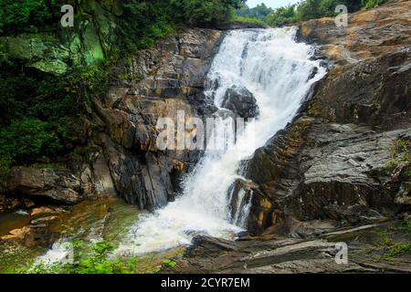 Kanthanpara Wasserfälle, ein beliebter Halt auf Touren durch den malerischen Wayanad Bezirk; Kanthanpara, Meppadi, Wayanad, Kerala, Indien Stockfoto