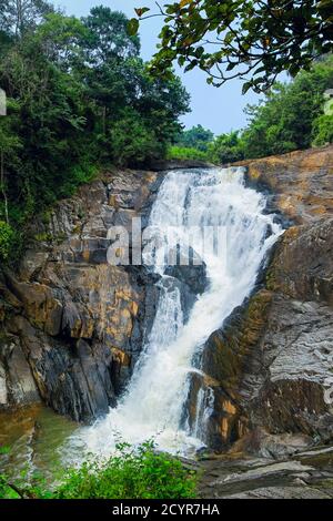 Kanthanpara Wasserfälle, ein beliebter Halt auf Touren durch den malerischen Wayanad Bezirk; Kanthanpara, Meppadi, Wayanad, Kerala, Indien Stockfoto