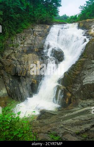 Kanthanpara Wasserfälle, ein beliebter Halt auf Touren durch den malerischen Wayanad Bezirk; Kanthanpara, Meppadi, Wayanad, Kerala, Indien Stockfoto