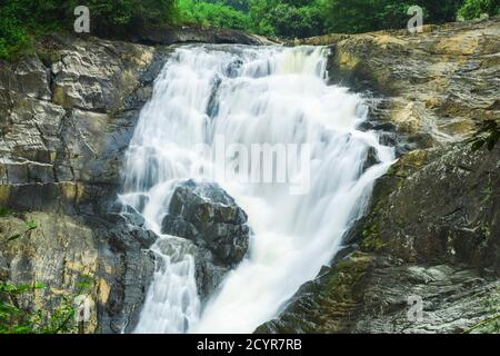 Kanthanpara Wasserfälle, ein beliebter Halt auf Touren durch den malerischen Wayanad Bezirk; Kanthanpara, Meppadi, Wayanad, Kerala, Indien Stockfoto