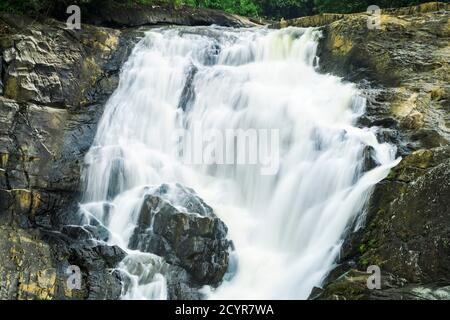 Kanthanpara Wasserfälle, ein beliebter Halt auf Touren durch den malerischen Wayanad Bezirk; Kanthanpara, Meppadi, Wayanad, Kerala, Indien Stockfoto