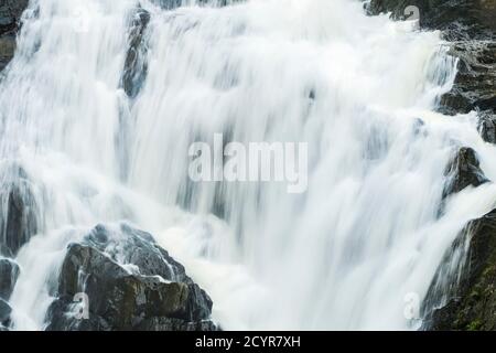 Kanthanpara Wasserfälle, ein beliebter Halt auf Touren durch den malerischen Wayanad Bezirk; Kanthanpara, Meppadi, Wayanad, Kerala, Indien Stockfoto