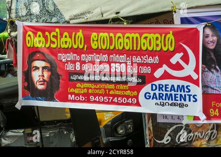 Che Guevara Plakat der Kommunistischen Partei mit Hammer und Sichel in dieser nördlichen Region. Kerala hat eine gemäßigte kommunistische Regierung; Wayanad, Kerala, Indien Stockfoto