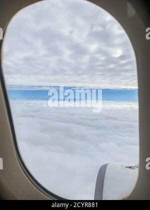 Blick auf die Wolken aus dem Flugzeug. Stockfoto