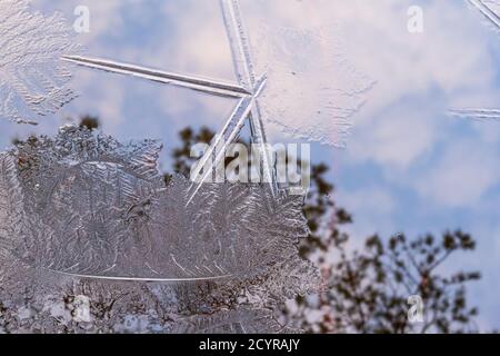 Gefrorene Eiskristalle mit Reflexen in einem See Stockfoto