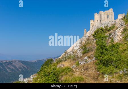 Eine atemberaubende Bergburg, die als Drehort für Filme wie "Ladyhawke" oder "im Namen der Rose" genutzt wird, bietet Rocca Calascio eine atemberaubende Aussicht Stockfoto