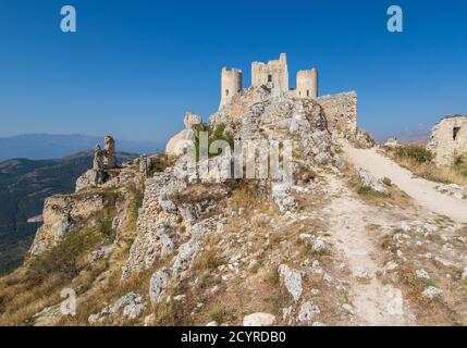 Eine atemberaubende Bergburg, die als Drehort für Filme wie "Ladyhawke" oder "im Namen der Rose" genutzt wird, bietet Rocca Calascio eine atemberaubende Aussicht Stockfoto