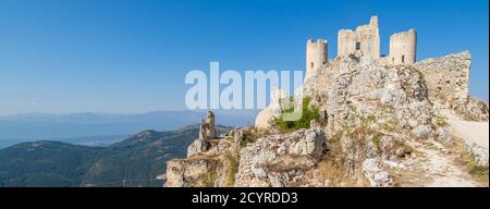 Eine atemberaubende Bergburg, die als Drehort für Filme wie "Ladyhawke" oder "im Namen der Rose" genutzt wird, bietet Rocca Calascio eine atemberaubende Aussicht Stockfoto