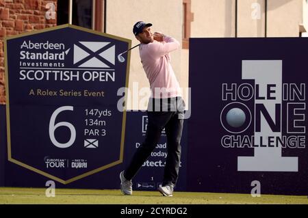 Der deutsche Martin Kaymer schlägt im Rahmen der zweiten Runde der Aberdeen Standard Investments Scottish Open im Renaissance Club, North Berwick, das sechste Loch ab. Stockfoto