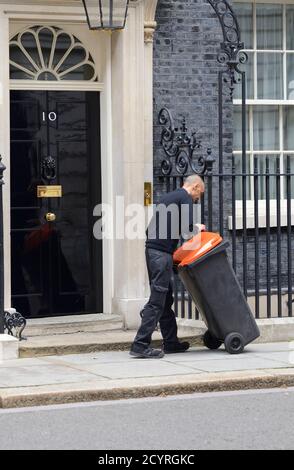 London, England, Großbritannien. Bin man mit einem Mülltonnen in Downing Street Stockfoto