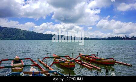 Blick auf ein kleines Boot an einem See in Bali, Indonesien Stockfoto