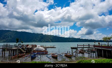 Blick auf ein kleines Boot an einem See in Bali, Indonesien Stockfoto