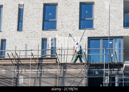Bau / Demontage Gerüst durch Bauarbeiter für eine neue Bauvorhaben Stockfoto