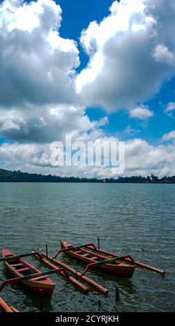 Blick auf ein kleines Boot an einem See in Bali, Indonesien Stockfoto