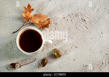 Tasse Eichelkaffee auf grauem Hintergrund. Ersetzen Sie den traditionellen Kaffee, ein gesundes hausgemachtes, umweltfreundliches Heißgetränk mit Kaffeegeschmack. Gesundheit und Stockfoto