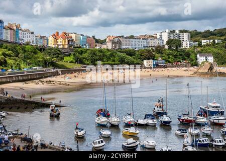 Farbenfrohe Regency-Häuser blicken auf den Hafen und North Beach bei Ebbe, Tenby, Pembrokeshire Coast National Park, Pembrokeshire, Wales Stockfoto