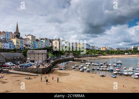 Farbenfrohe Regency-Häuser blicken auf den Hafen und North Beach bei Ebbe, Tenby, Pembrokeshire Coast National Park, Pembrokeshire, Wales Stockfoto