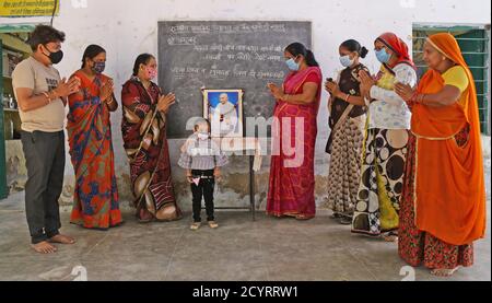 Beawar, Indien. Oktober 2020. Lehrer und Anganwadi-Arbeiter huldigen dem Vater der Nation Mahatma Gandhi anlässlich seines 151. Geburtstages in Beawar. (Foto von Sumit Saraswat/Pacific Press) Quelle: Pacific Press Media Production Corp./Alamy Live News Stockfoto