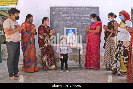 Beawar, Indien. Oktober 2020. Lehrer und Anganwadi-Arbeiter huldigen dem Vater der Nation Mahatma Gandhi anlässlich seines 151. Geburtstages in Beawar. (Foto von Sumit Saraswat/Pacific Press) Quelle: Pacific Press Media Production Corp./Alamy Live News Stockfoto