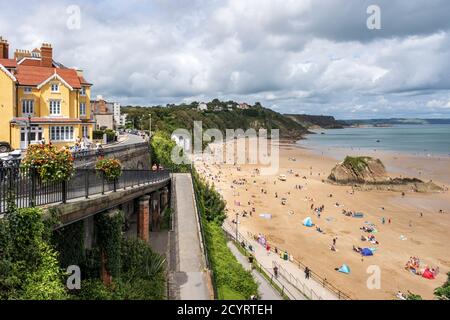 Tenby North Beach und Goskar Rock bei Ebbe, Pembrokeshire Coast National Park, Pembrokeshire, Wales Stockfoto