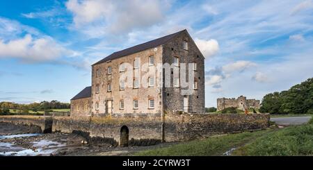 Die Carew Tidal Mill in Pembrokeshire ist die einzige restaurierte Tidal Mill in Wales und eine von nur fünf in Großbritannien. Stockfoto