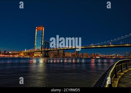 BROOKLYN, NEW YORK, May 27, 2018: Manhattan Bridge, wie von Dumbo Park gesehen kurz nach Sonnenuntergang Stockfoto