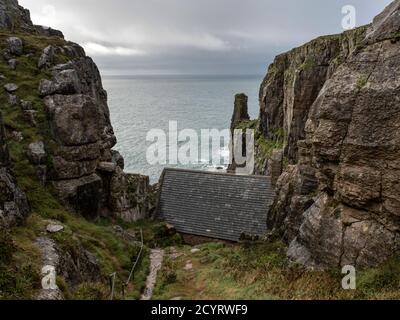 Dach der St. Govan's Chapel in der Nähe von Bosherston, Pembrokeshire Coast National Park, Pembrokeshire, Wales. Stockfoto