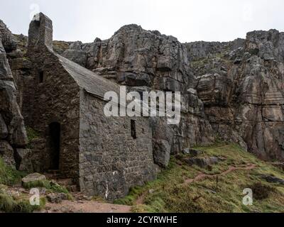 St. Govan's Chapel in der Nähe von Bosherston, Pembrokeshire Coast National Park, Pembrokeshire, Wales. Stockfoto