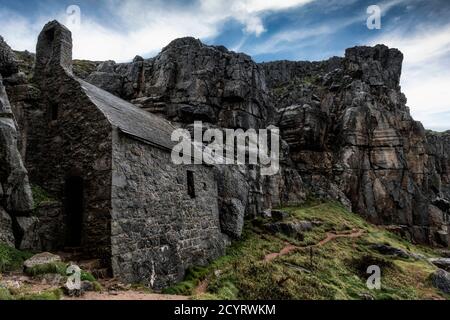 St. Govan's Chapel in der Nähe von Bosherston, Pembrokeshire Coast National Park, Pembrokeshire, Wales. Stockfoto