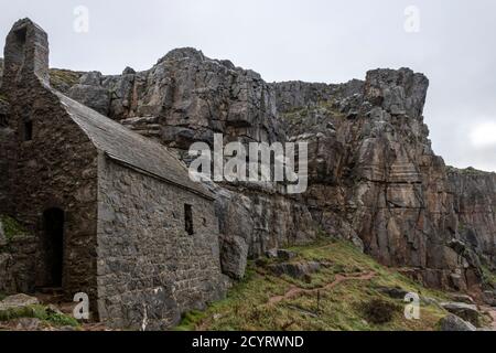 St. Govan's Chapel in der Nähe von Bosherston, Pembrokeshire Coast National Park, Pembrokeshire, Wales. Stockfoto