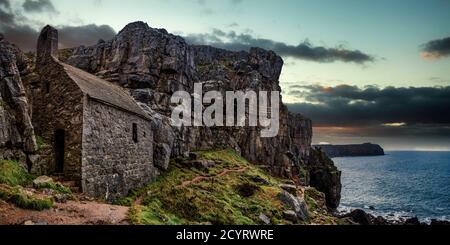 St. Govan's Chapel in der Nähe von Bosherston, Pembrokeshire Coast National Park, Pembrokeshire, Wales. Stockfoto