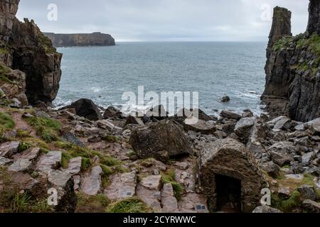 Schritte von der St. Govan's Chapel zum Brunnen, in der Nähe von Bosherston, Pembrokeshire Coast National Park, Pembrokeshire, Wales. Stockfoto