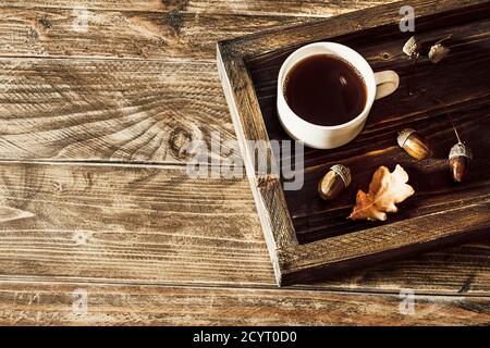 Tasse Eichelkaffee auf dunklem Holztablett. EIN köstlicher Ersatz für Kaffee, ein gesundes hausgemachtes, umweltfreundliches Heißgetränk mit Kaffeegeschmack und ohne Stockfoto