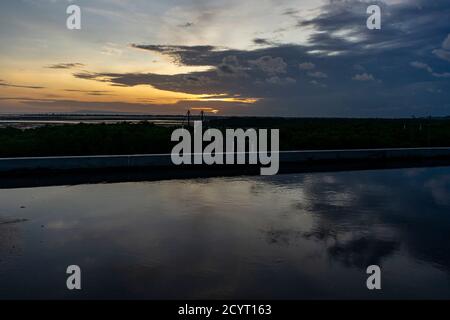 Wunderschöne Naturkulisse bei Sonnenaufgang in Jimbaran, Bali, Indonesien Stockfoto