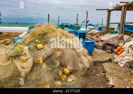 San Pedro, Ecuador - September 14, 2018 - Fischernetze, die von Fischern, für die die Reparatur Stockfoto