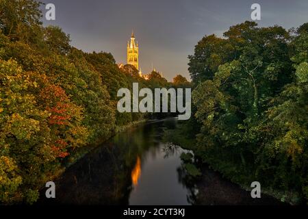 Glasgow University und der Fluss Kelvin bei Vollmond im Herbst/Herbst. Stockfoto