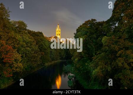 Glasgow University und der Fluss Kelvin bei Vollmond im Herbst/Herbst. Stockfoto