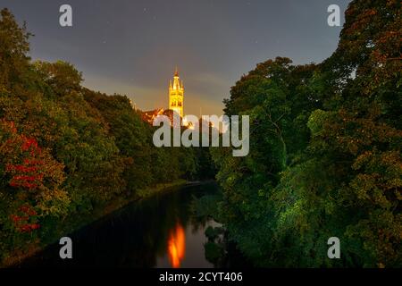 Glasgow University und der Fluss Kelvin bei Vollmond im Herbst/Herbst. Stockfoto