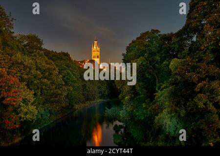 Glasgow University und der Fluss Kelvin bei Vollmond im Herbst/Herbst. Stockfoto