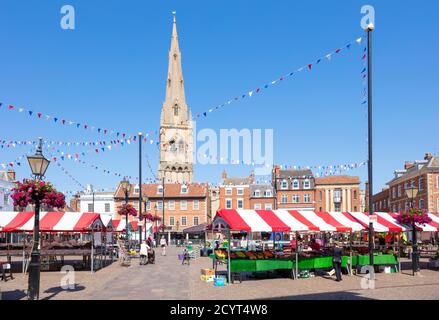 Newark Markt und Kirche St. Mary Magadalene hinter dem Newark Royal Markt im Marktplatz Newark-on-Trent Nottinghamshire UK GB Europa Stockfoto