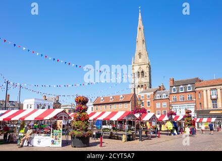 Newark Markt und Kirche St. Mary Magadalene hinter dem Newark Royal Markt im Marktplatz Newark-on-Trent Nottinghamshire UK GB Europa Stockfoto