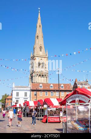 Newark Markt und Kirche St. Mary Magadalene hinter dem Newark Royal Markt im Marktplatz Newark-on-Trent Nottinghamshire UK GB Europa Stockfoto