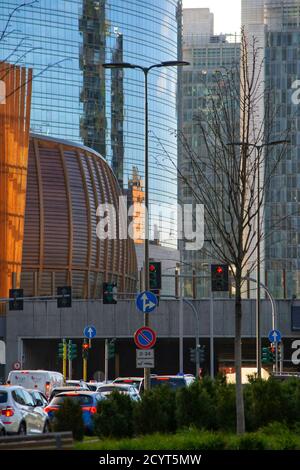 Typische belebte Straße des Geschäftszentrums mit hohen Gebäuden Der avantgardistischen Architektur Stockfoto